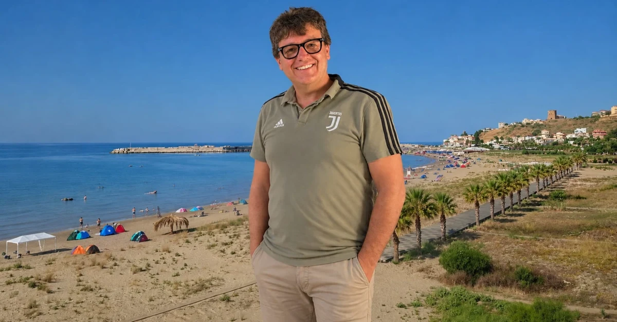 Spiaggia di Porto Palo a Menfi affollata e pulita durante la notte di Ferragosto, con giovani che festeggiano in sicurezza
