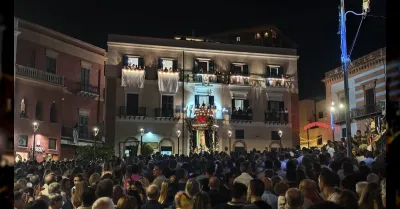Madonna del Soccorso di Sciacca, piazza Duomo gremita e fuochi d'artificio al rientro della vara