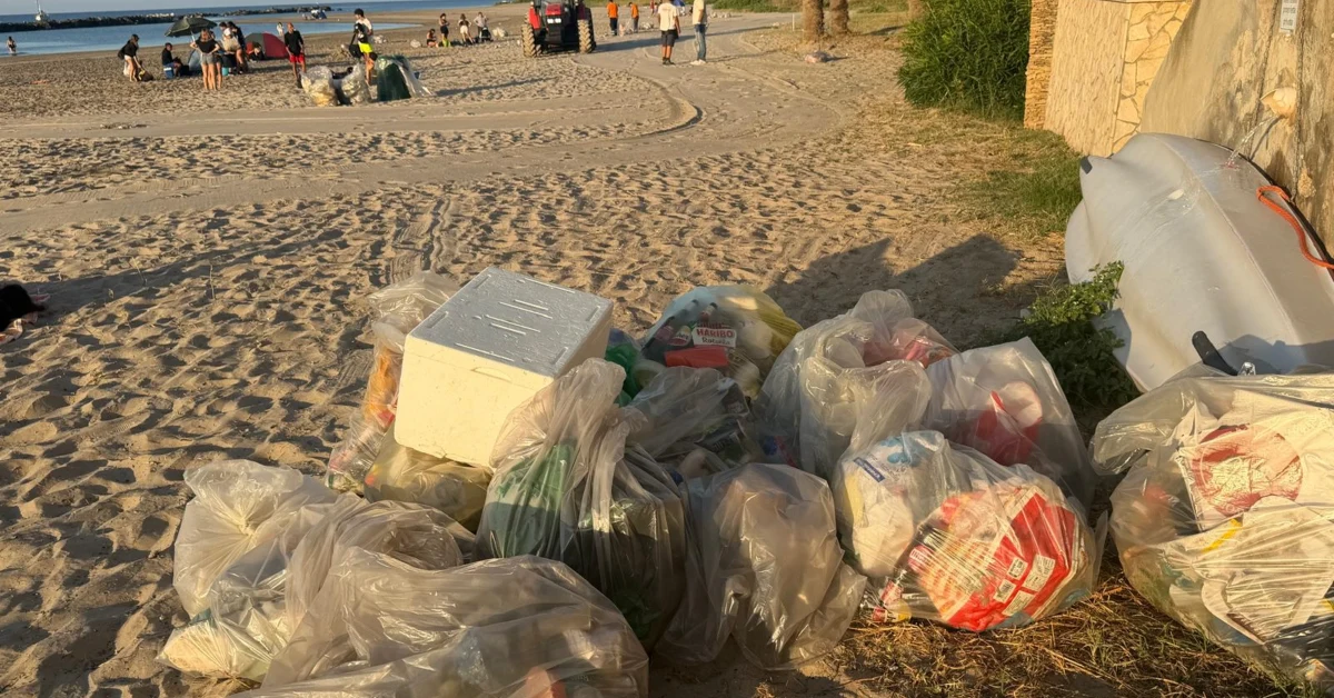 Spiaggia della Foggia a Ferragosto con rifiuti, gazebo e tende, al lavoro gli operatori ecologici