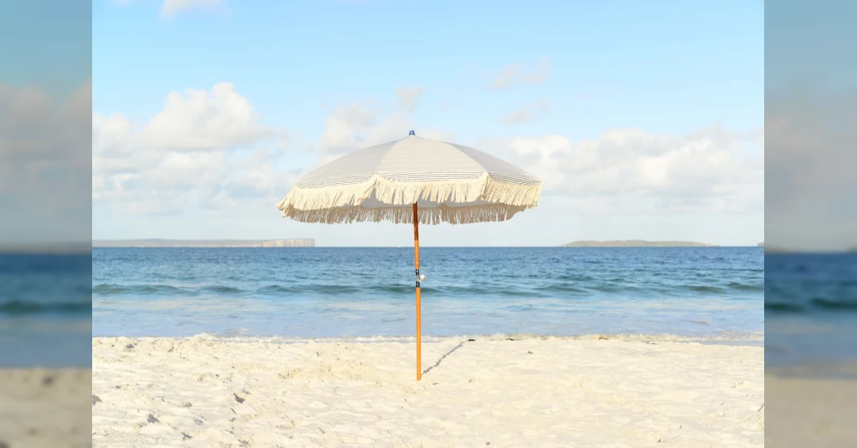 Accesso libero al mare attraverso un passaggio tra gli ombrelloni di un lido italiano