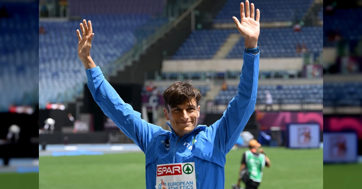 Pietro Riva festeggia la medaglia d'argento nella maratona degli Europei di atletica di Birmingham