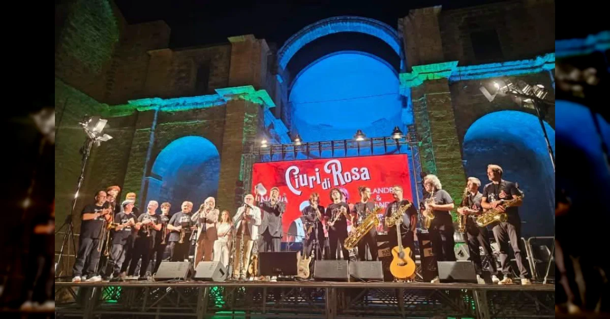 Nanà sul palco con la Big Band in Ciuri di Rosa, omaggio a Rosa Balistreri