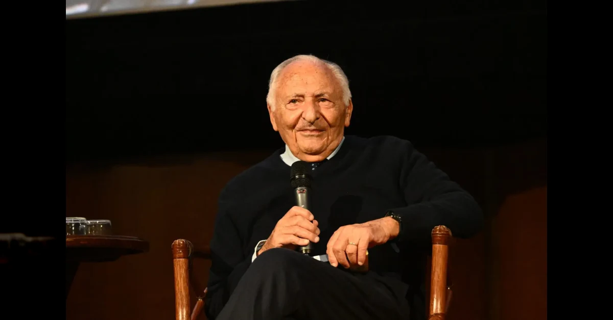 Ritratto di Mogol, il celebre paroliere italiano, con occhiali da vista, in occasione dei suoi 90 anni