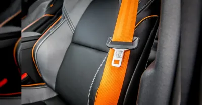 Cintura di sicurezza manomessa con un dispositivo, ora scattano multe fino a 167 euro e sospensione patente