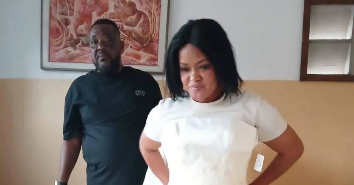 Giovane sposa congolese felice col suo abito bianco per le nozze di settembre