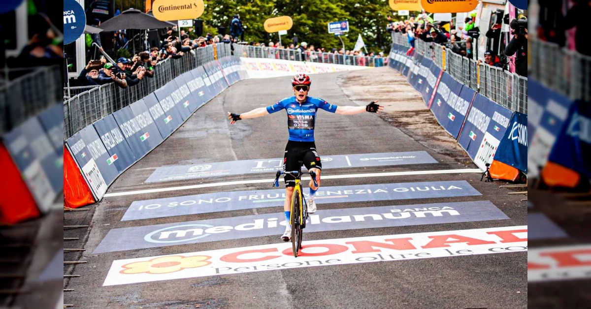 Jonas Vingegaard in maglia Visma Lease a Bike con la clavicola fratturata durante il Tour de France 2026