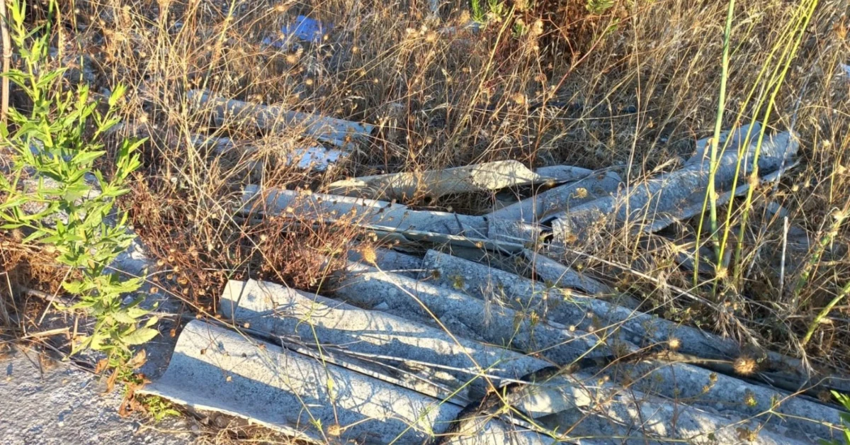 Fossa dei Leoni a Santa Margherita di Belìce dopo l'incendio con rifiuti e fumo visibili
