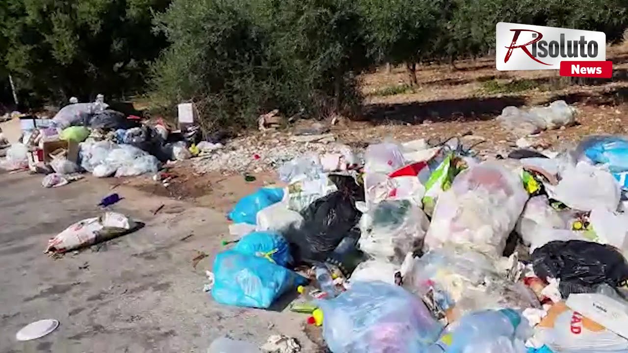 Bonifica di una discarica abusiva a cielo aperto a Sciacca con mezzi meccanici in azione