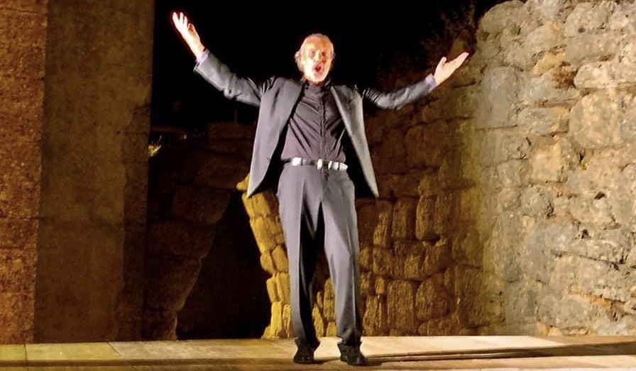 Alfonso Veneroso interpreta Pirandello sul palco dell'Atrio Inferiore del Comune di Sciacca