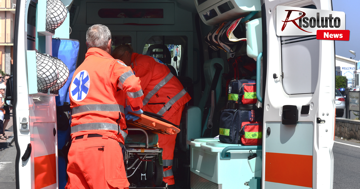 Ambulanza del 118 con porte aperte e cavi elettrici mancanti, sullo sfondo il presidio sanitario di Mazara del Vallo