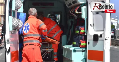 Ambulanza del 118 con porte aperte e cavi elettrici mancanti, sullo sfondo il presidio sanitario di Mazara del Vallo