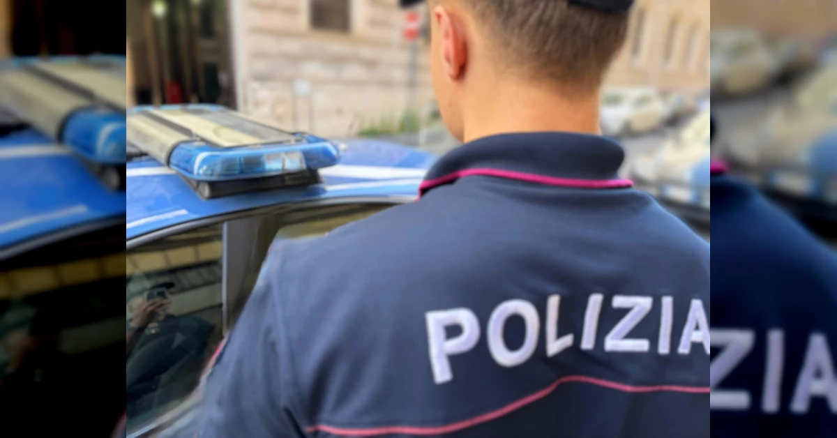 Agenti della Polizia di Stato durante un'operazione di arresto per furto a Roma