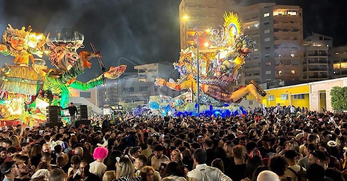Carro allegorico del Carnevale di Sciacca con bozzetti e colori, in attesa del bando 2027