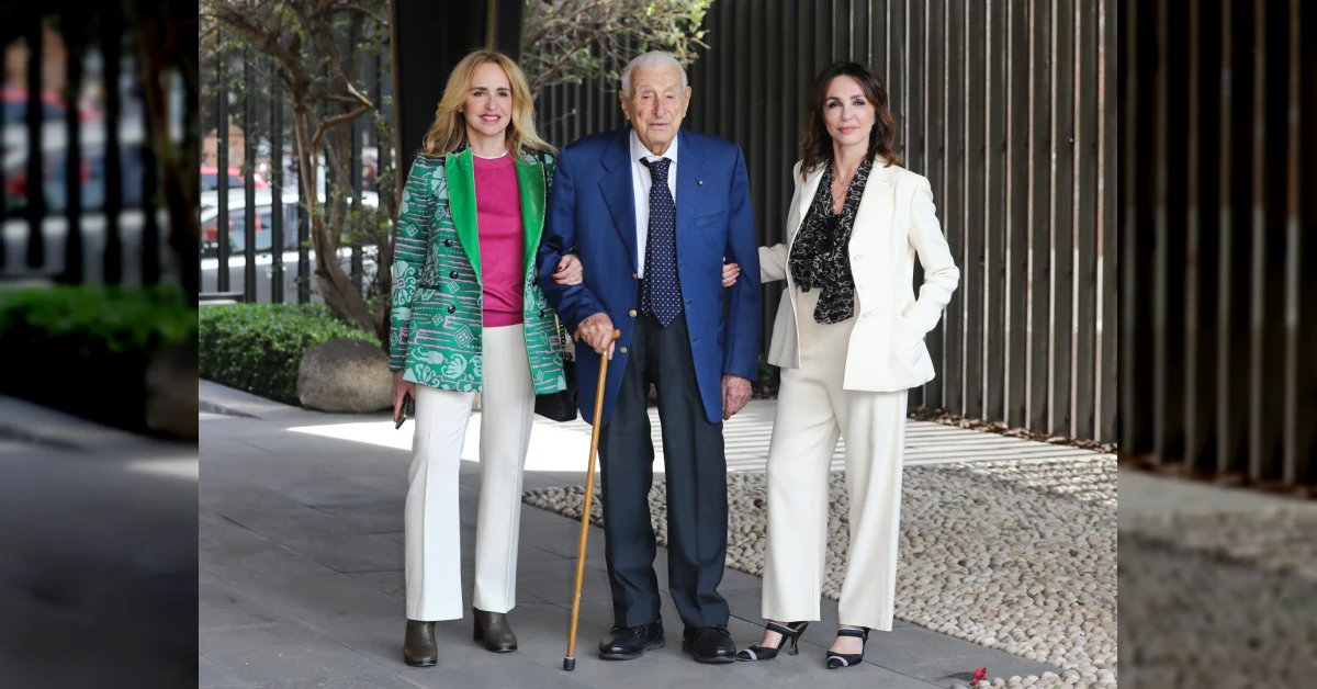 Fulvio Lucisano, storico produttore cinematografico italiano, sorride in un ritratto che celebra la sua carriera lunga oltre 70 anni