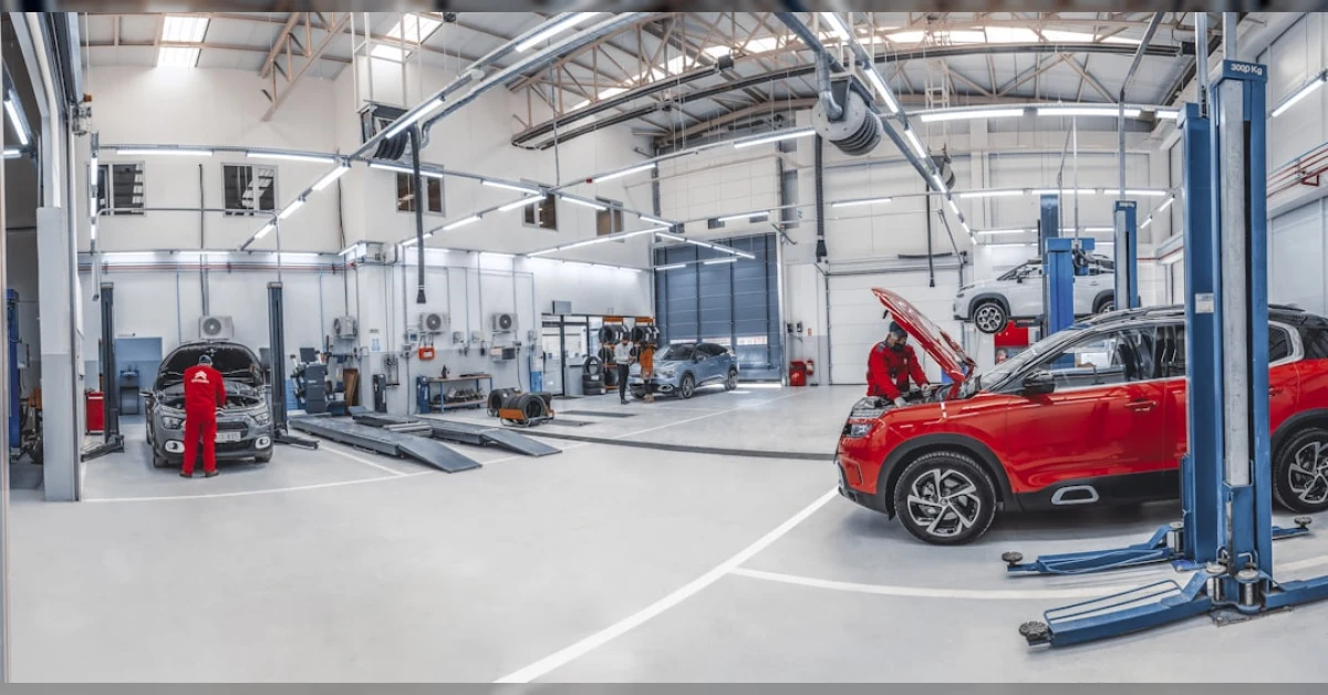 Automobilista con smartphone e simbolo Pec davanti a concessionaria auto, tema riforma Codice della Strada 2026