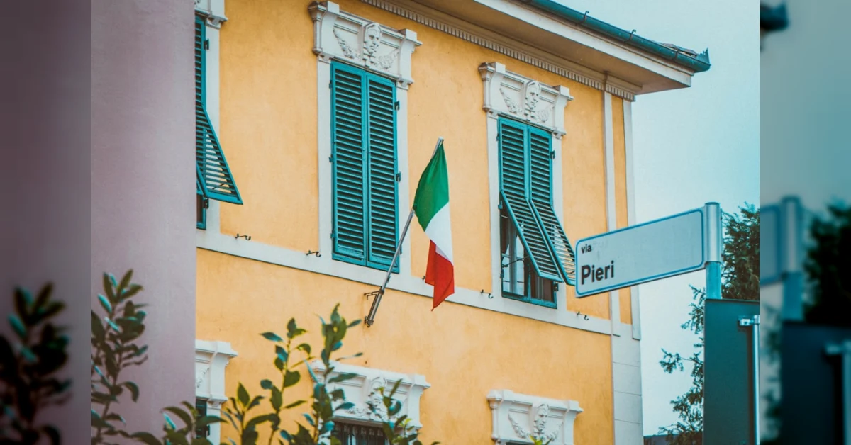 Genitore separato firma contratto affitto con figli, casa familiare sullo sfondo
