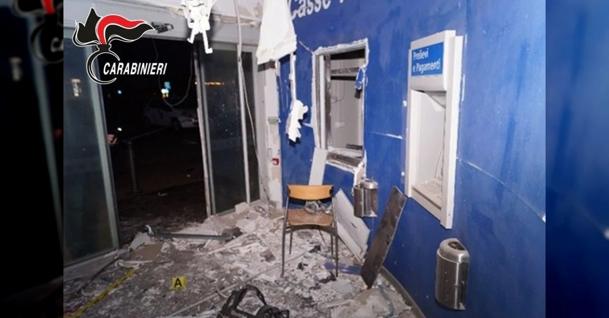 Carabinieri durante operazione contro assalti a bancomat con esplosivi nel Foggiano