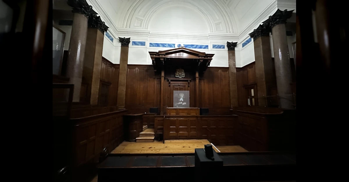 Giudice con martelletto e famiglia con bambini in tribunale per la separazione e il rimborso spese straordinarie