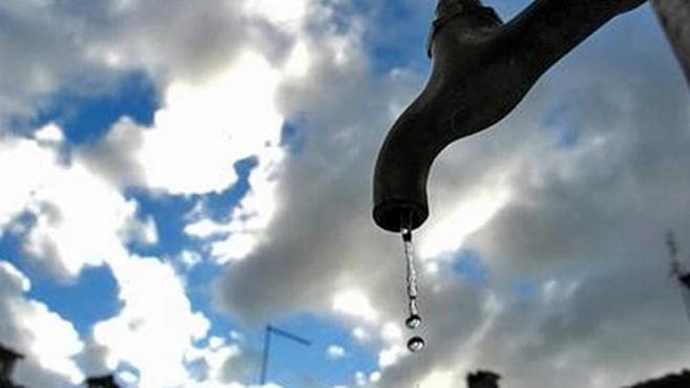 Condomìni di Sciacca senz'acqua a Ferragosto, autobotte in strada per rifornire i serbatoi