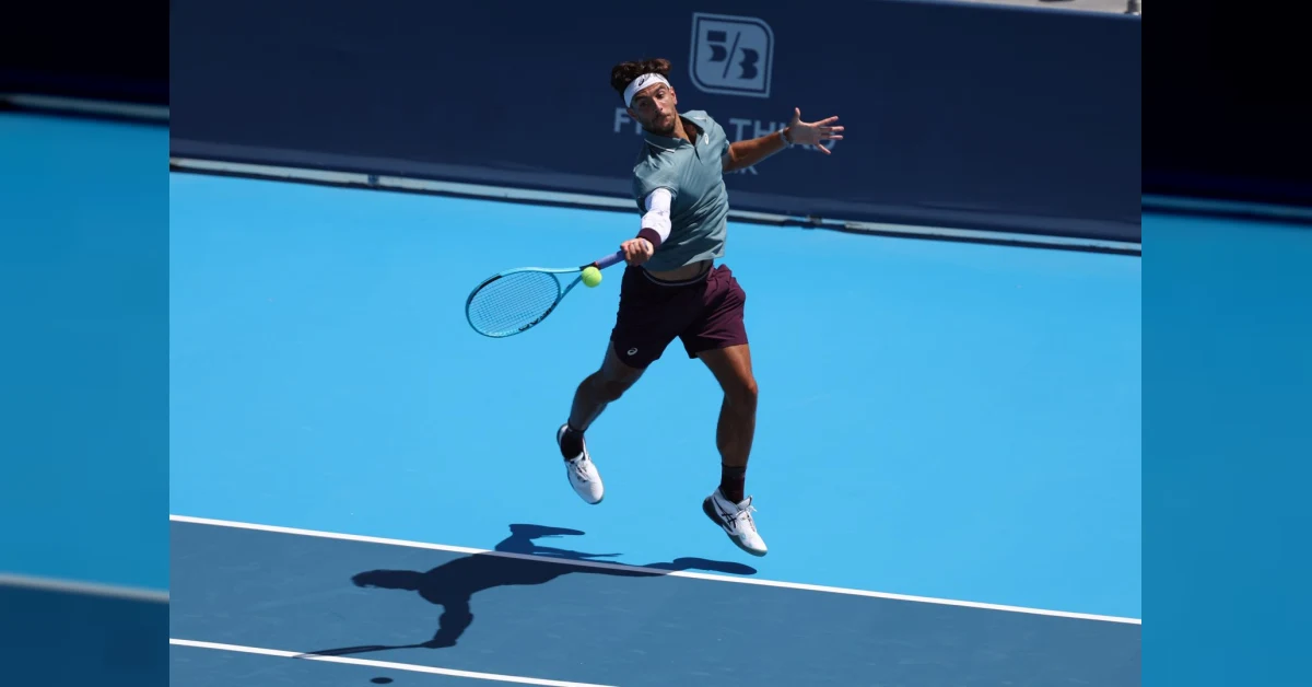 Lorenzo Musetti in azione al Cincinnati Open, con la racchetta pronta a colpire la palla sul campo in cemento del Family Lindner Tennis Center.