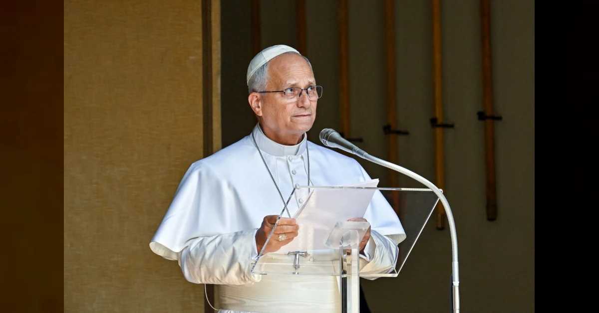 Papa Leone XIV in preghiera per il Creato, con simboli di pace e natura sullo sfondo