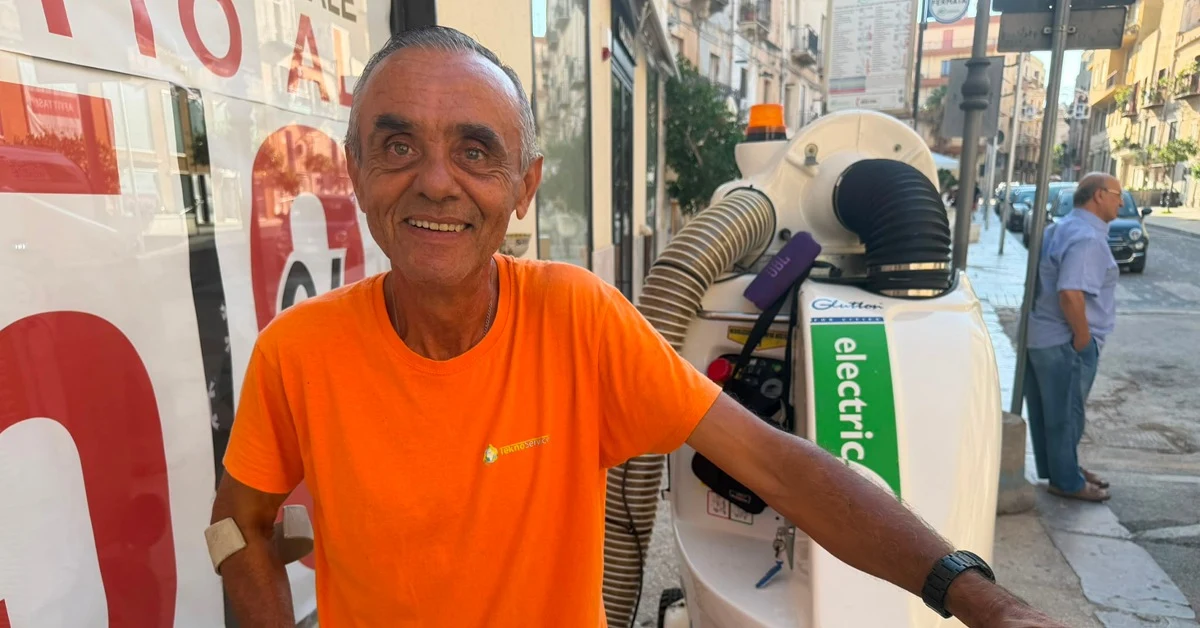 Operatore ecologico di Sciacca con aspiratore pulisce il centro storico dai rifiuti abbandonati