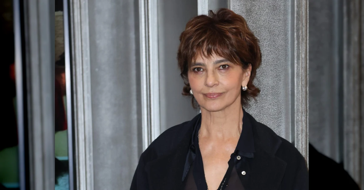 Laura Morante, attrice italiana, tiene in mano il suo libro 'Dieci storie pop' con sfondo musicale anni '60