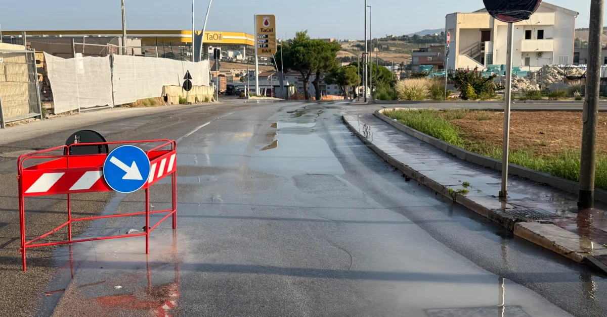 Via Lioni a Sciacca completamente allagata a causa di una perdita idrica, in attesa dei lavori di manutenzione