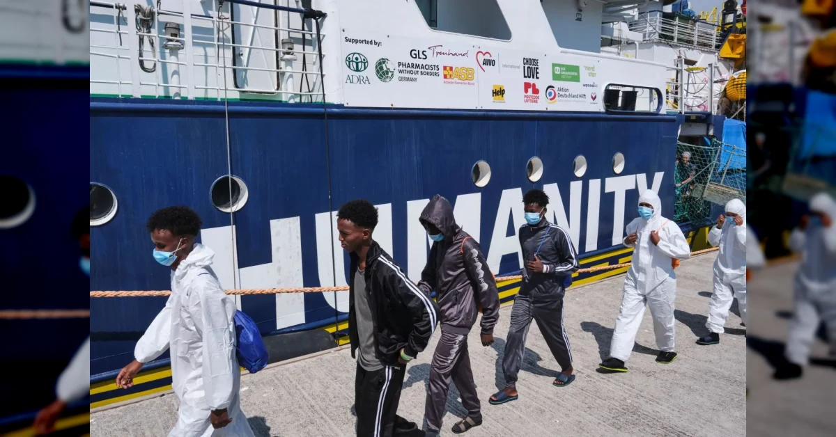Bandiera finlandese e italiana con simboli di migrazione e accordi europei