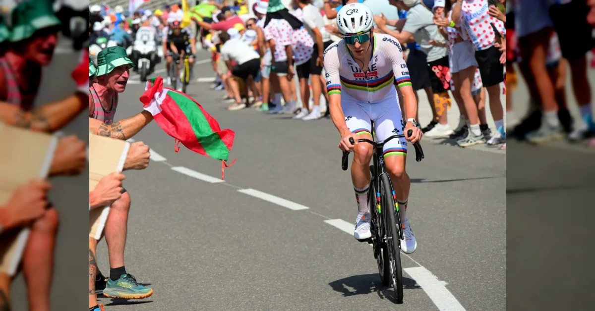 Tadej Pogacar in maglia UAE Emirates sul podio della Vuelta a Espana con la maglia rossa di leader