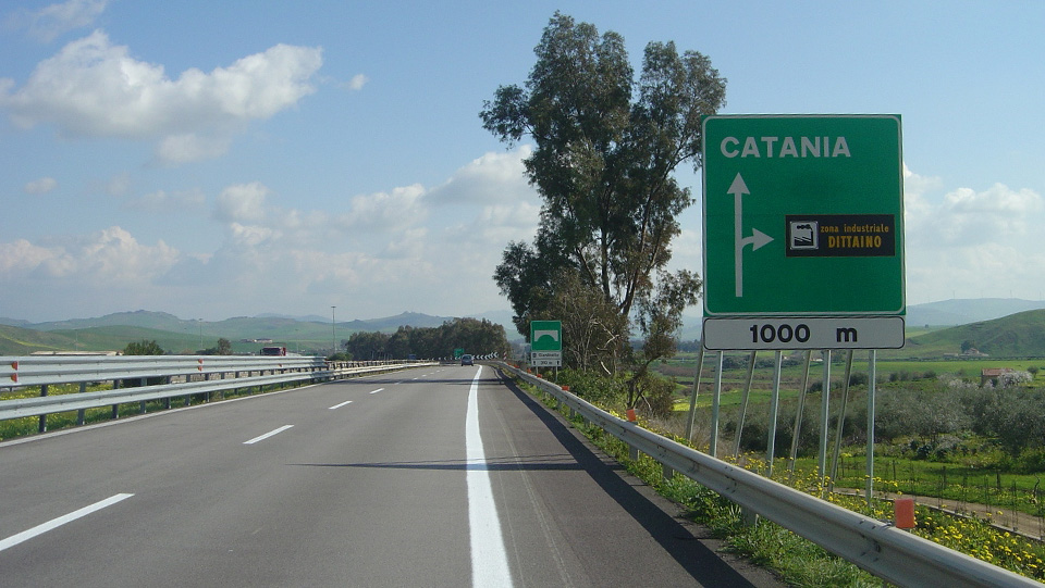 Auto in panne in autostrada, interviene la polizia e trova 110 grammi di marijuana