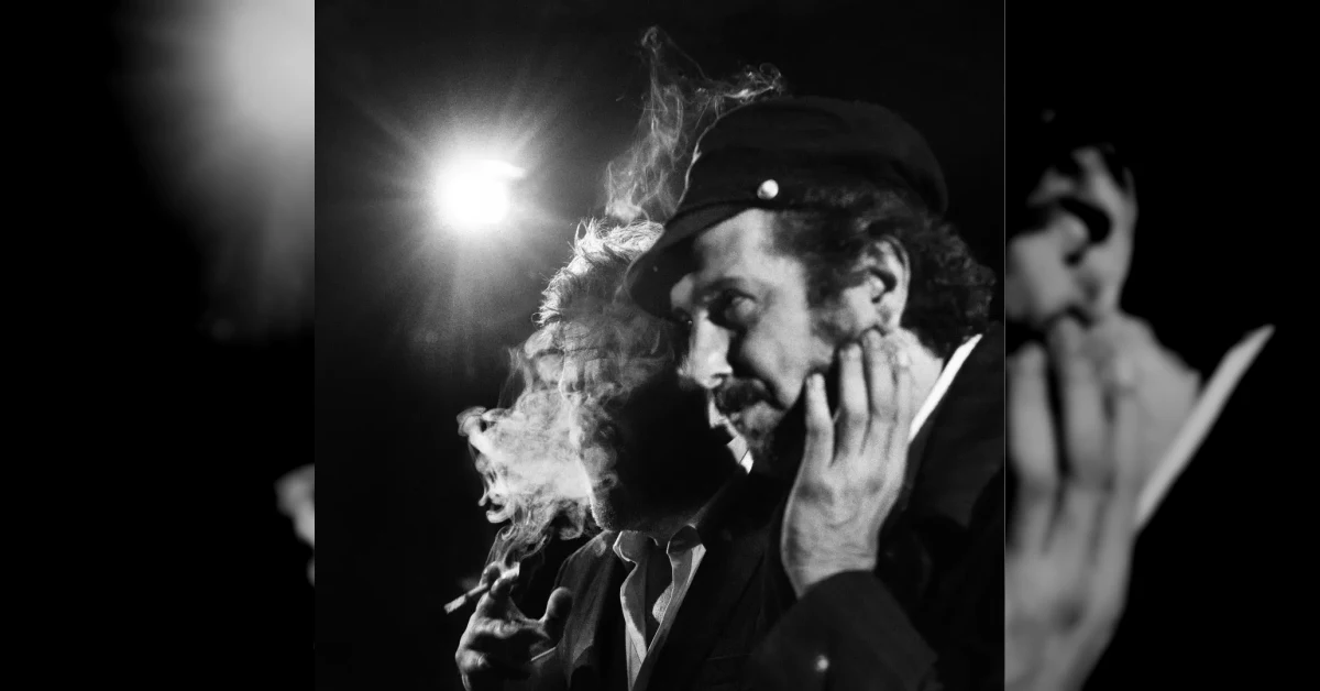Vinicio Capossela e Pierpaolo Capovilla in un'atmosfera suggestiva per il nuovo singolo Tutti Bodyguard