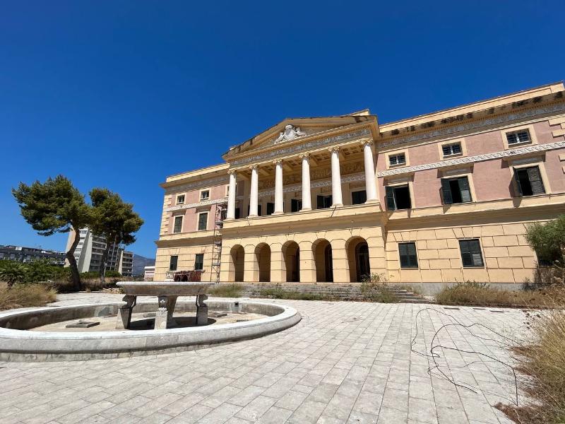 Palazzo di Giustizia di Licata con colonne e bandiera italiana, simbolo della decisione del Cga sulla sospensione della revoca delle autorizzazioni per il distributore di carburanti