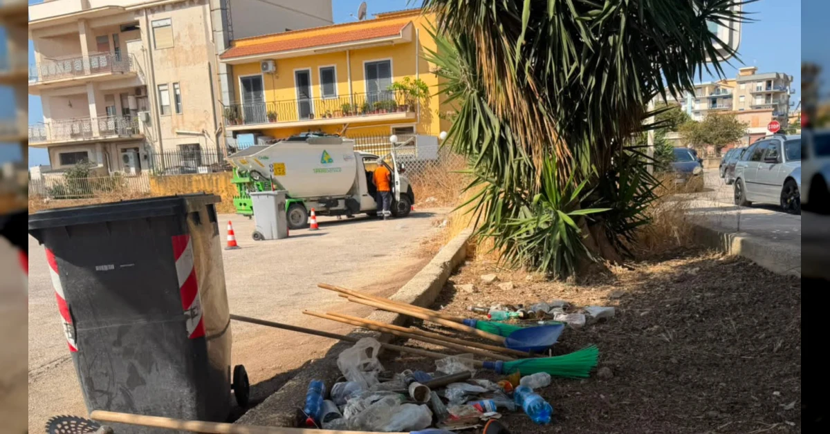Rifiuti abbandonati nelle aiuole di via dei Platani a Sciacca durante la scerbatura