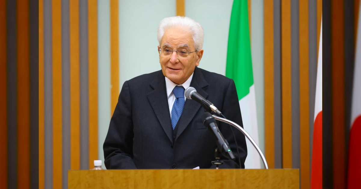 Il Presidente Mattarella e Papa Leone XIV si stringono la mano durante la visita pastorale a San Marino