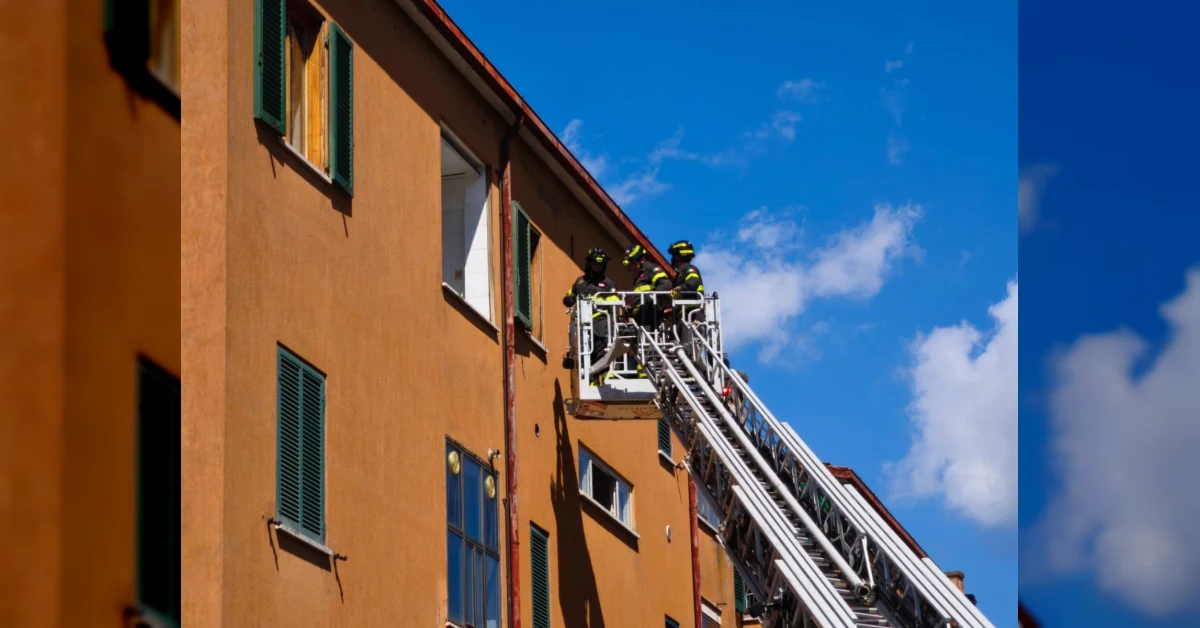 Esplosione in una palazzina a Perugia con intervento dei vigili del fuoco