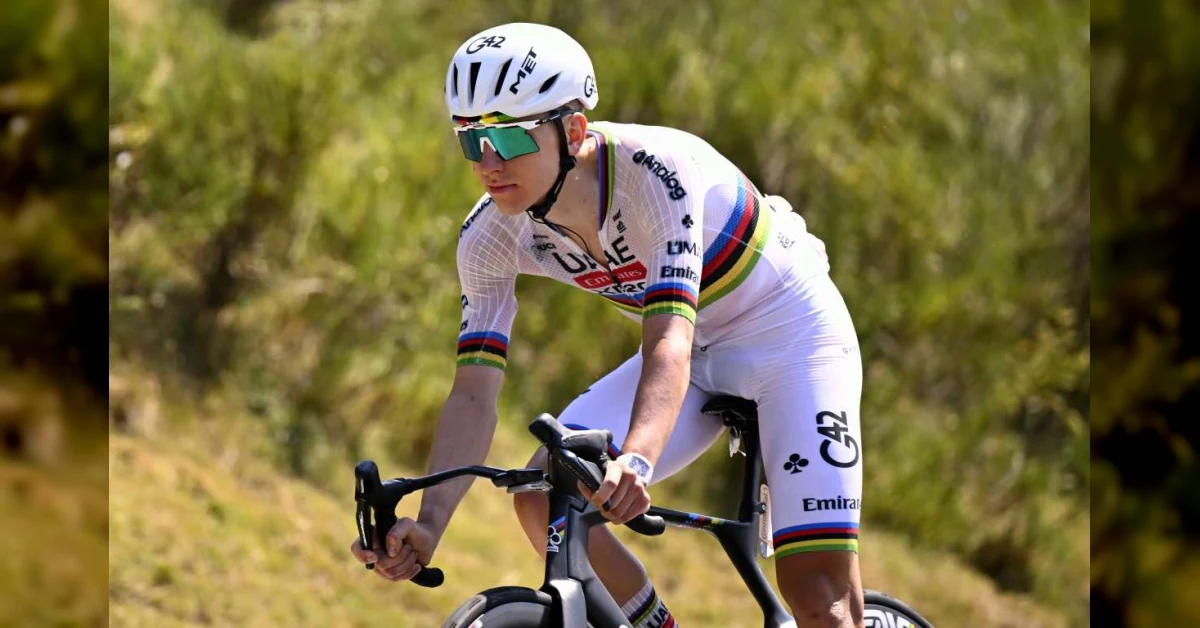 Tadej Pogacar in maglia rossa sul podio della crono di Monaco alla Vuelta 2026
