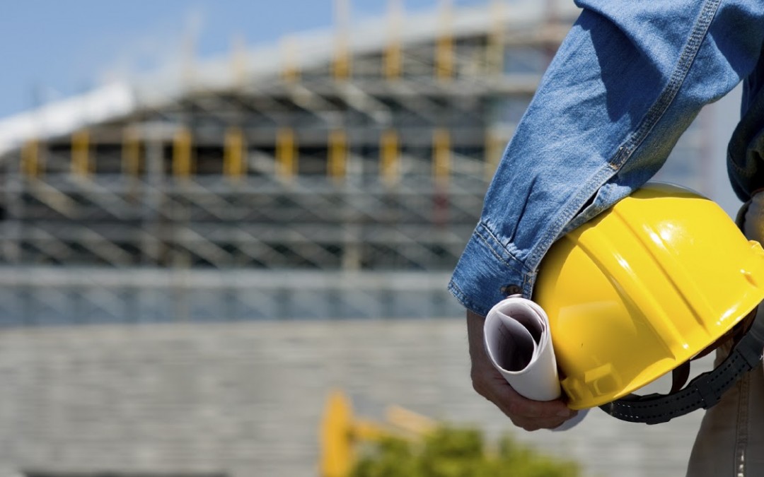 Carabinieri del Nil ispezionano un cantiere edile a Menfi con ponteggi e operai al lavoro