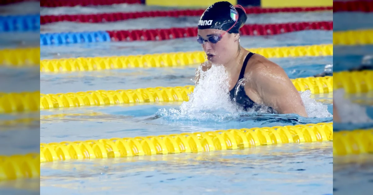 Benedetta Pilato festeggia l'oro nei 100 rana ai Giochi del Mediterraneo di Taranto