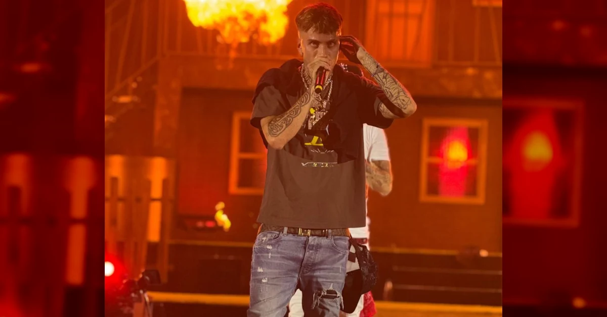 Il rapper Tony Boy ripreso durante una diretta Instagram mentre la polizia fa irruzione nella sua abitazione a Milano