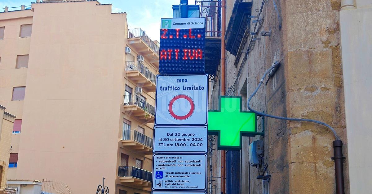 Auto in centro storico a Sciacca con telecamera Ztl e cartello zona a traffico limitato, controlli della polizia municipale