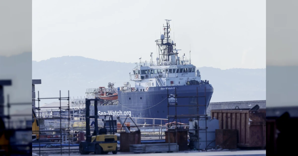 Nave Sea-Watch 5 fermata in porto, simbolo dei soccorsi in mare contestati dall'Italia