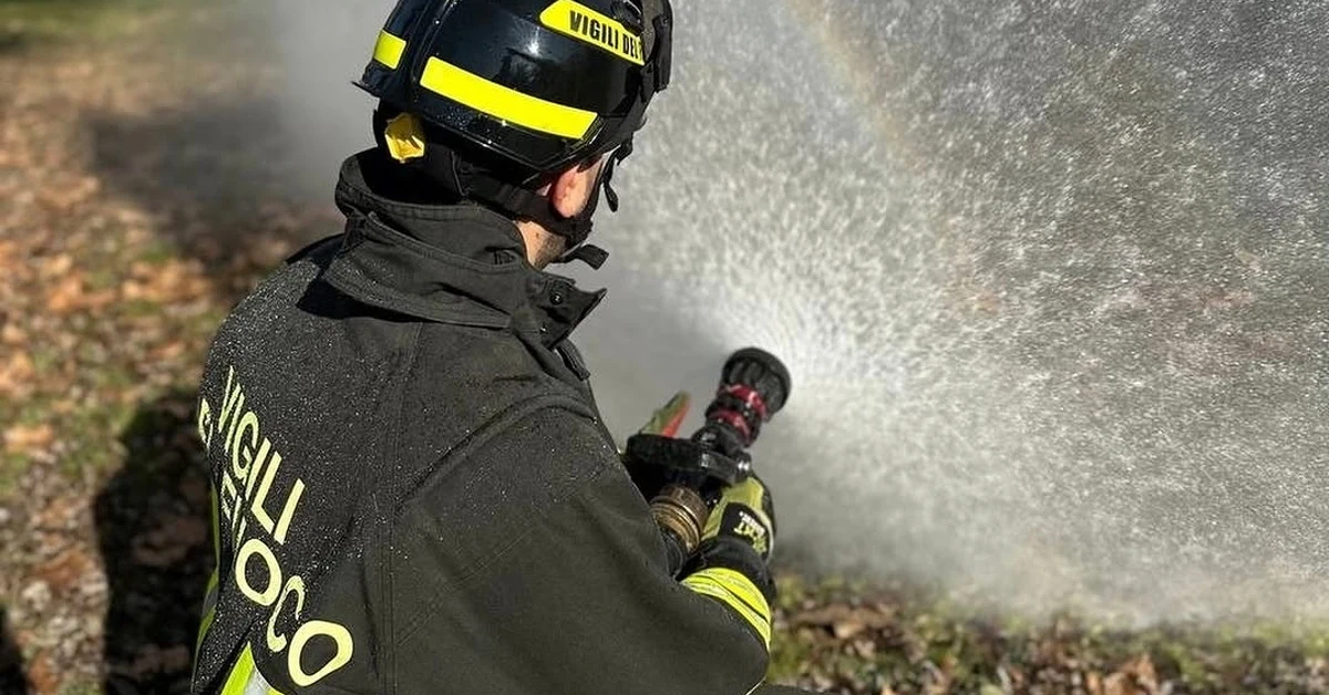 Incendio in un palazzo a Gela, evacuate le famiglie, vigili del fuoco in azione