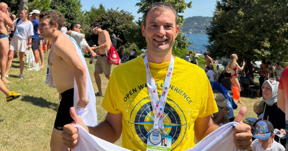 Domenico Mistretta di Menfi durante la traversata a nuoto del Bosforo
