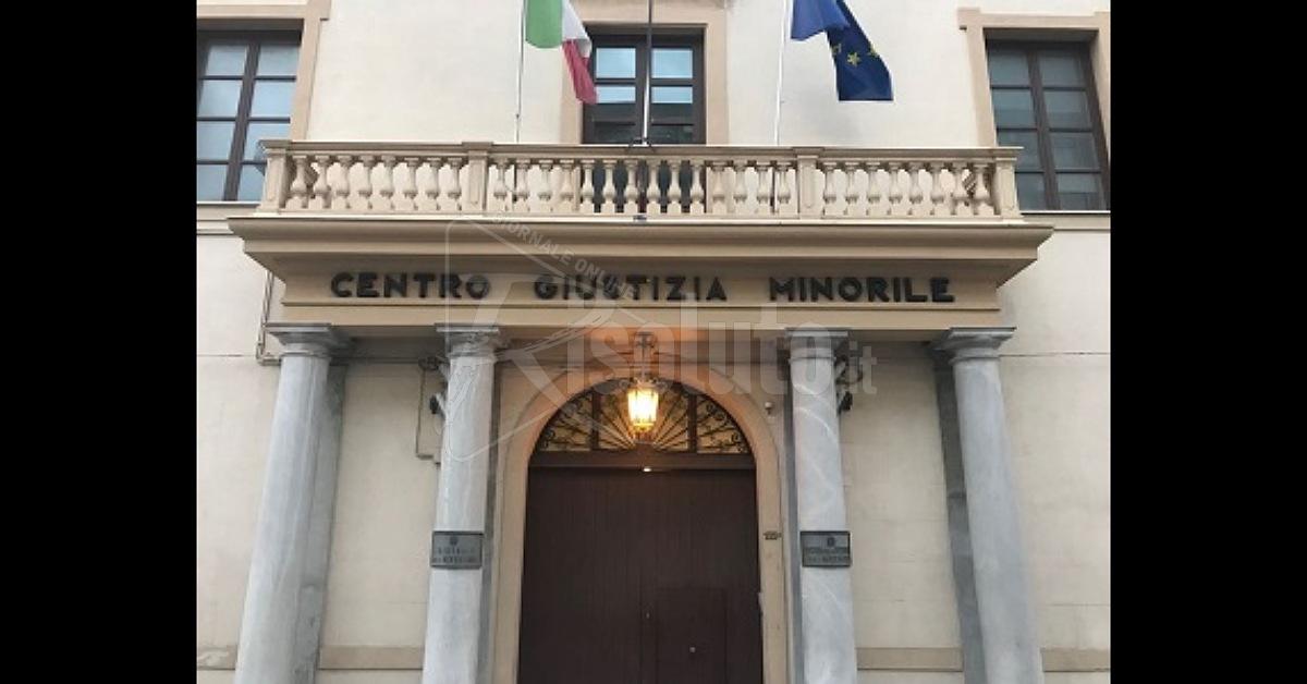 Incendio nel carcere minorile Malaspina di Palermo, vigili del fuoco in azione