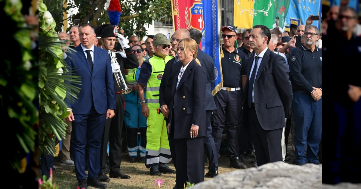 Giorgia Meloni depone una corona d'alloro al Monumento alle vittime del terremoto di Amatrice