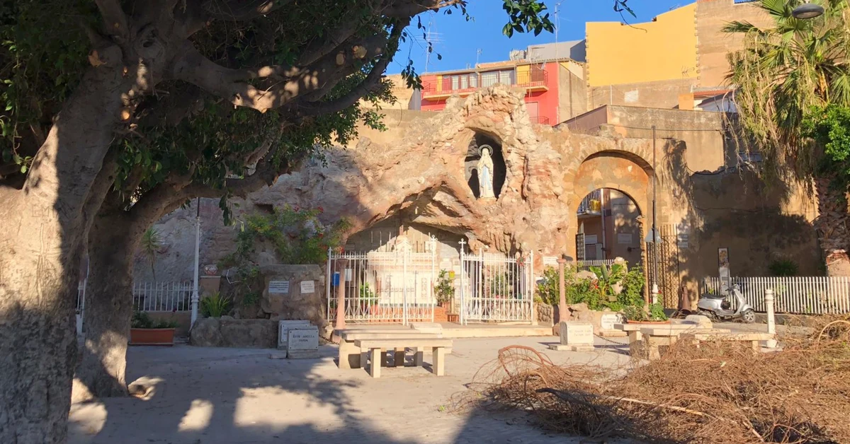 Piazzetta della chiesa delle Giummare a Sciacca al buio con punto luce spento