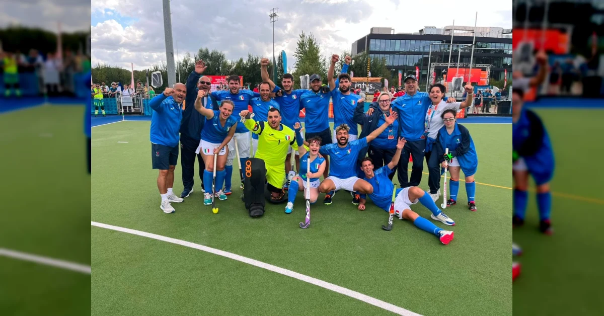 Celebrazione della nazionale italiana di parahockey con la coppa del mondo