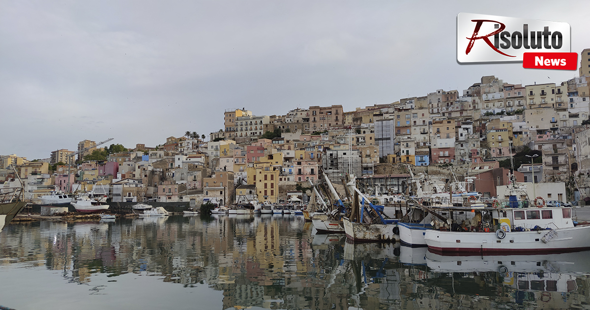 Pescatori di Sciacca durante il fermo di pesca mensile, con motopescherecci ormeggiati nel porto