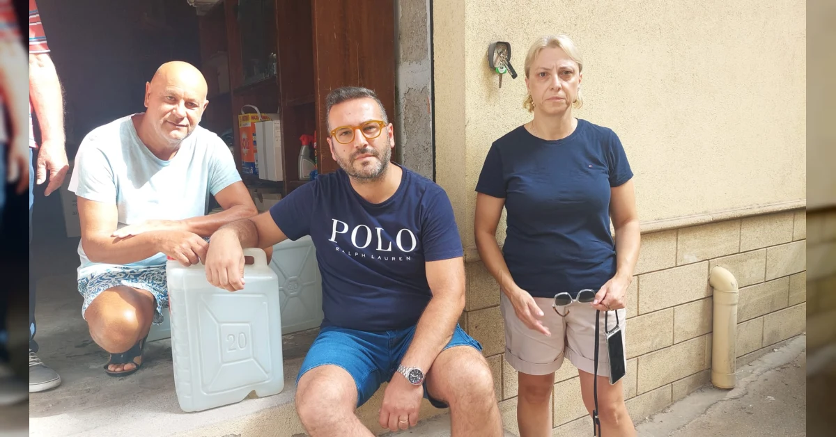 Rubinetti a secco e cisterne vuote nelle traverse di via Toscana a Sciacca